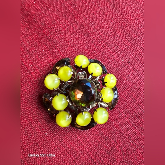 I love these colors! You don\'t see them very often. Spectacular brooch designed.